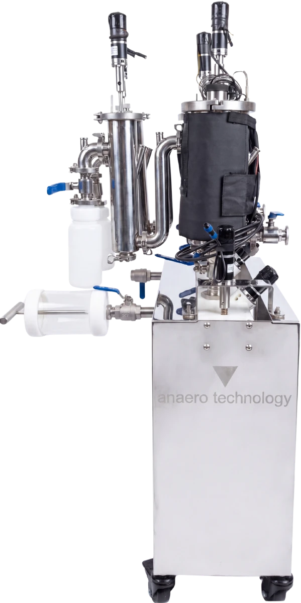 Close-up of the Ray-i reactor, heater jacket, mixer motors, automatic feeding syringe and effluent bottle